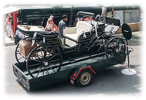 Pferdekutsche auf einem Anhänger