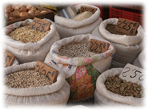 Verschiedene Olivensorten in Säcken