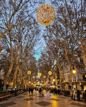 Passeig del Born mit Weihnachtsbeleuchtung