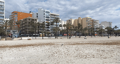 Strand und Hotels von Arenal